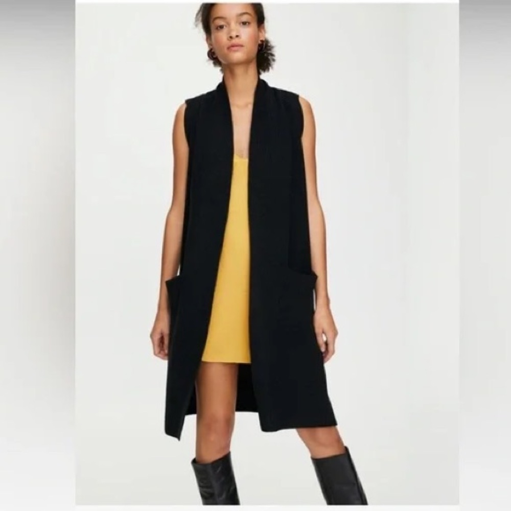 Aritzia Wilfred Sweater Olivie Black Sleeveless 100% Merino Wool S Minimalist